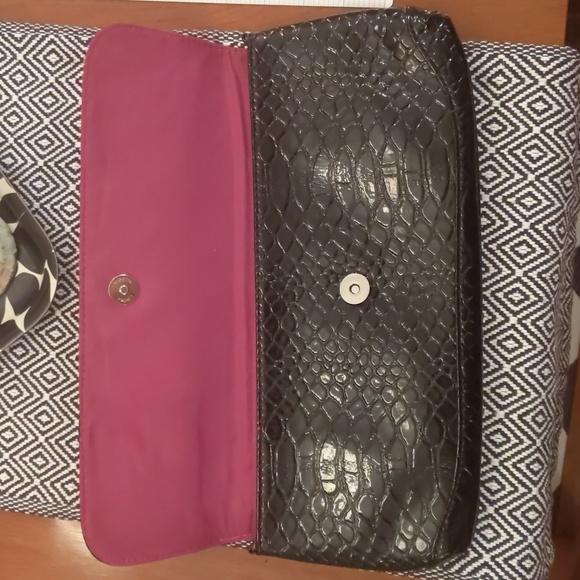 Black glossy croc embossed clutch - Picture 4 of 8